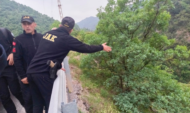 Ormanlık alanda gezintiye çıkan 3 genç mahsur kaldı