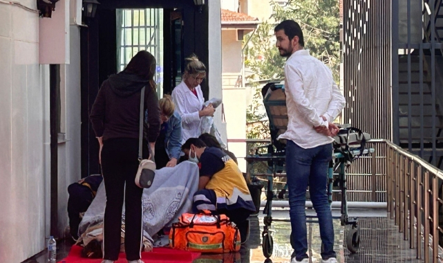 Otel kapısında doğum yaptı!