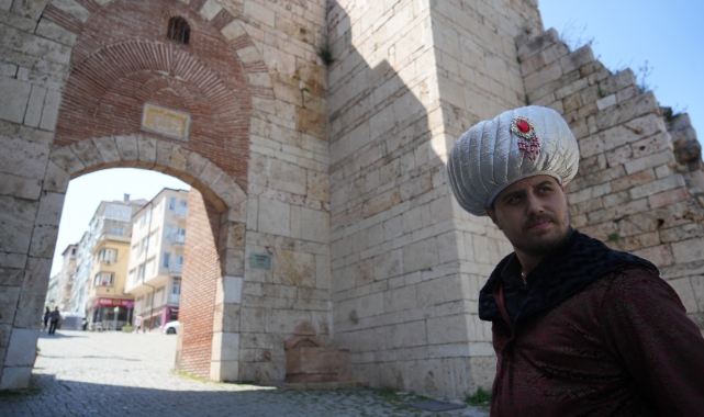 Padişah kıyafetli fenomen Bursalılara sikke dağıttı!
