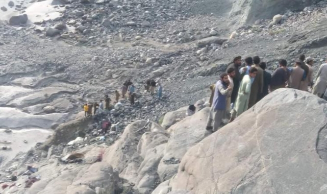 Pakistan'da can pazarı! Otobüs vadiye uçtu