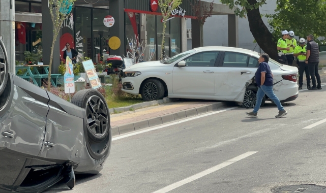 Park halindeki otomobile çarpıp, takla attı