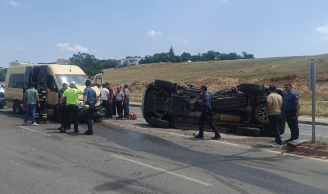 Pikap ile yolcu minibüsü çarpıştı