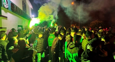 Sakaryaspor’un final coşkusu sokaklara sığmadı