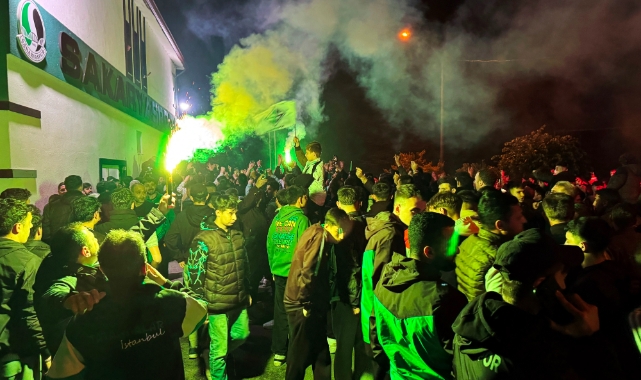 Sakaryaspor’un final coşkusu sokaklara sığmadı