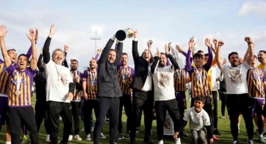Şampiyon Eyüpspor kupasını kaldırdı