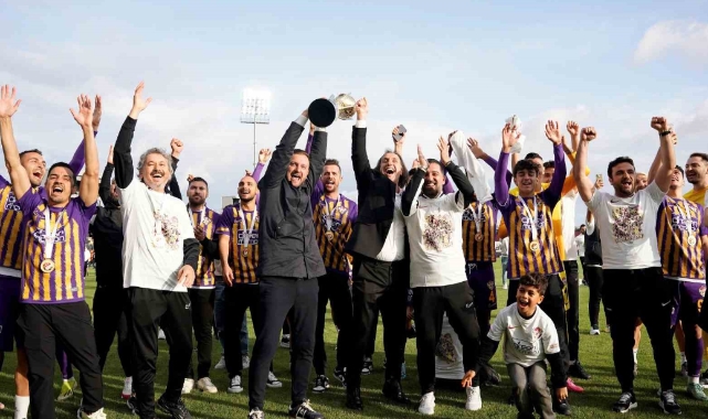 Şampiyon Eyüpspor kupasını kaldırdı