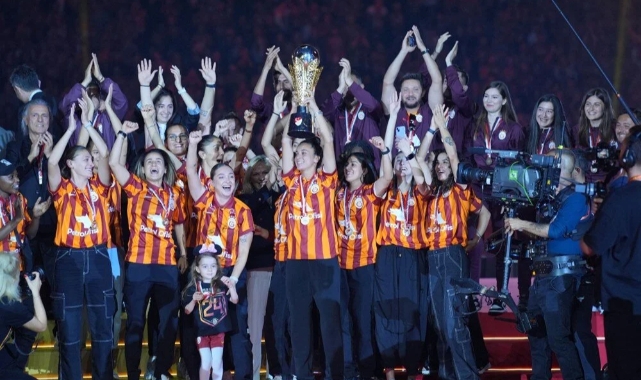 Şampiyon Galatasaray kupasını kaldırdı