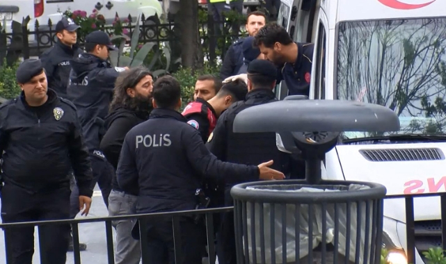 Saraçhane'de polislere kaldırım taşı atıldı!