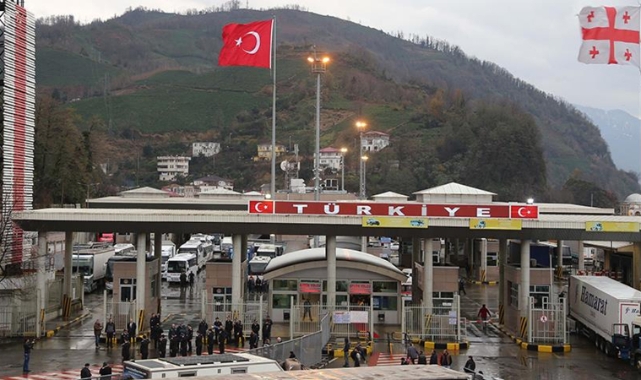 Sarp Sınır Kapısı'nda tır geçişi rekor kırdı