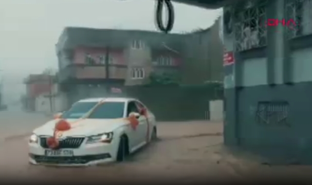 Sel sularında gelin arabasıyla ilerlediler