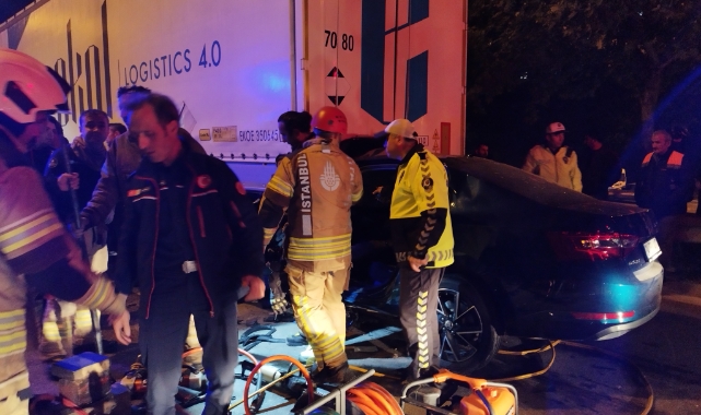 Seyir halindeki araç park halindeki TIR'a ok gibi saplandı: 1 ağır yaralı
