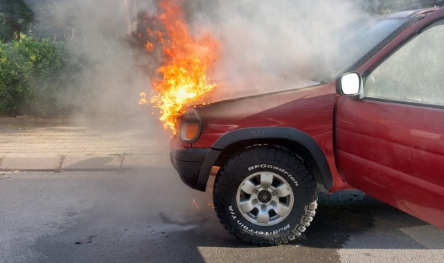 Seyir halindeki aracın motor kısmı alev topuna döndü