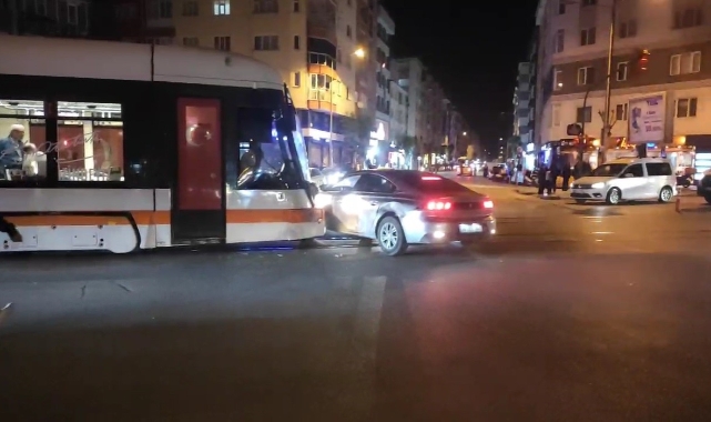 Seyir halindeki tramvay dönüş yapan otomobile çarptı