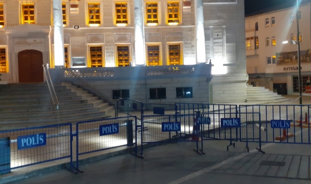Şiddetli rüzgar caminin kurşunlarını uçurdu