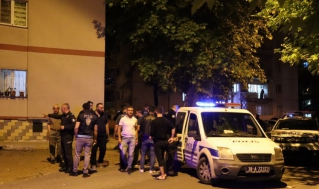 Silah seslerini duyup balkona çıkınca bacağına saçma isabet etti