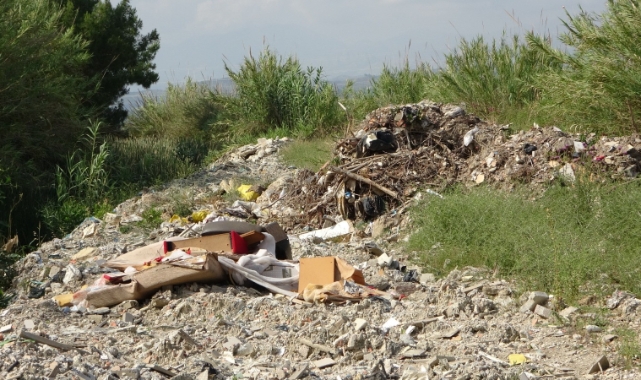 Sulama kanalı çöplüğe döndü