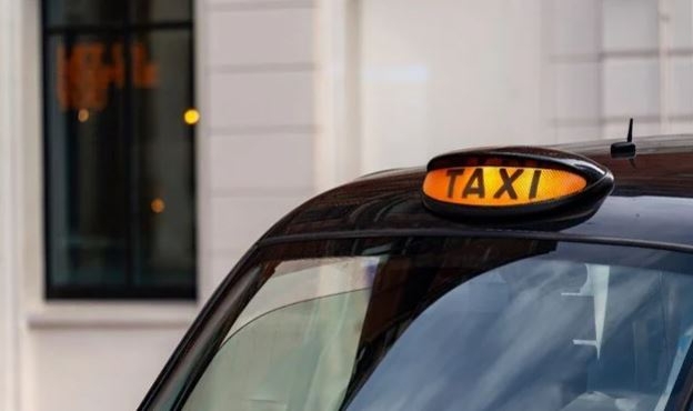 Taksiciler Uber'e dava açıyor