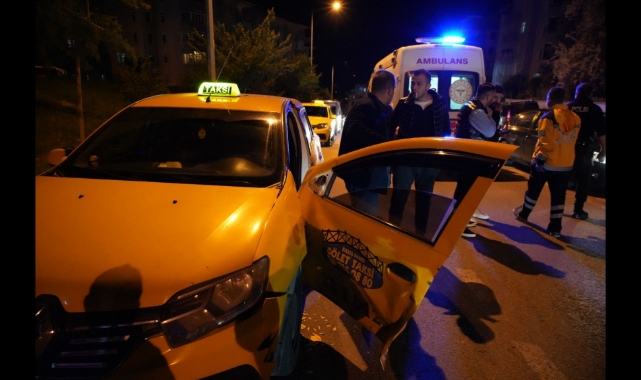 Taksiden indiği esnada otomobil çarptı