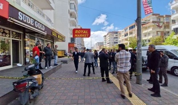 Tartıştıkları kuyumcuyu darp edip kaçtılar