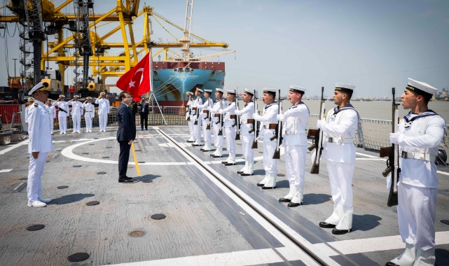 TCG Kınalıada gemisi Bangladeş'te