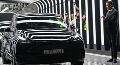 Tesla üretimi durduruyor