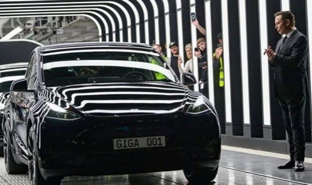 Tesla üretimi durduruyor