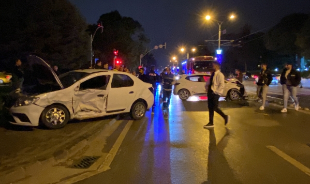 Trafik ışıklarında 2 otomobil çarpıştı: 1 yaralı