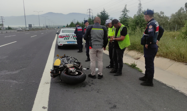 Motosikletler otoyolda çarpıştı! Sürücüler metrelerce sürüklendi