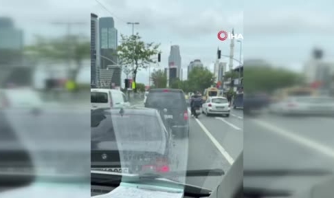 Trafikte tartıştığı sürücünün dikiz aynasını levyeyle kırdı