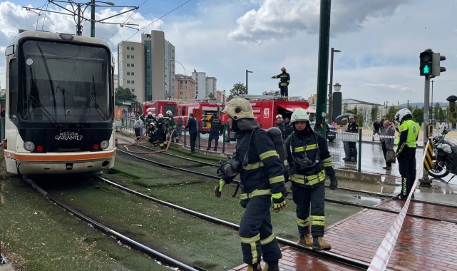 Tramvaya yıldırım düştü!