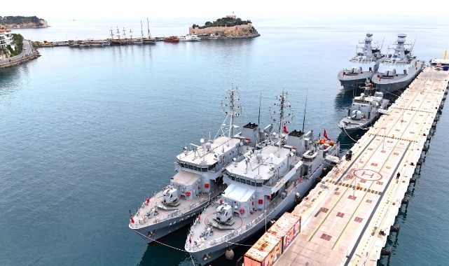 Türk Donanması'nın savaş gemileri Kuşadası'nda!