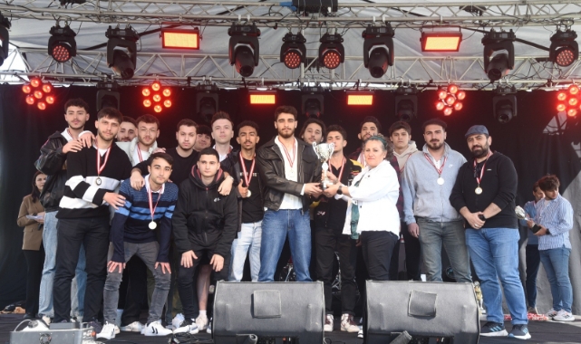 Turnuvada dereceye girenlere kupaları verildi