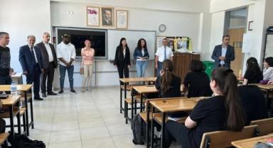 Yabancı öğretim görevlilerinden liseli öğrencilere İngilizce dersi