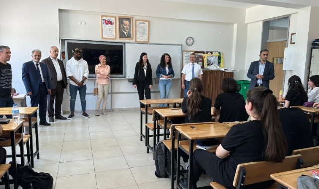 Yabancı öğretim görevlilerinden liseli öğrencilere İngilizce dersi
