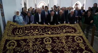 Yıldırım Bayezid Türbesi'nin yenilenen puşide örtüsü yerine serildi
