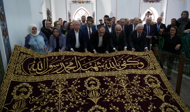 Yıldırım Bayezid Türbesi'nin yenilenen puşide örtüsü yerine serildi