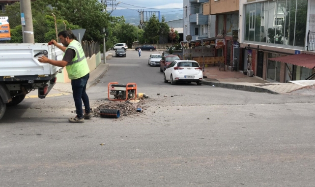 Yol çalışması yapan işçiye araç çarptı