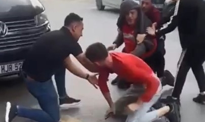 Yol verme kavgasında motokurye bıçaklandı