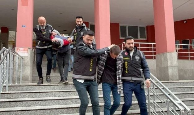 Yolda yürüyenleri korkutup saldıran şüpheliler tutuklandı