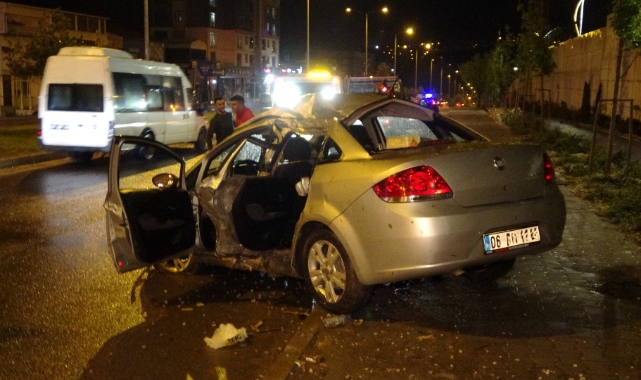 Yozgat’ta kontrolden çıkan otomobil ağaca çarparak durabildi