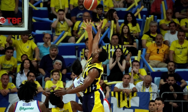 A. Efes, final serisinde durumu 2-1'e getirdi