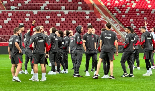 A Milli Futbol Takımı statta yürüyüş yaptı