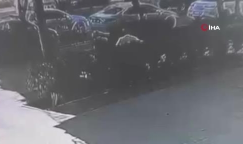 Adana'da kamyonet polis aracının üzerine uçtu: 2 yaralı