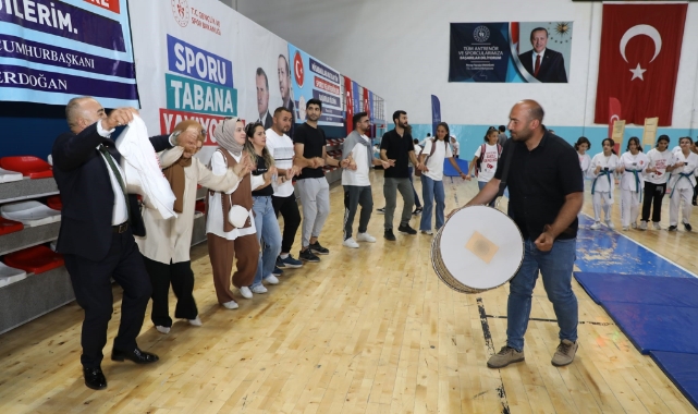 Ağrı'da GSB Spor Okulları halaylar eşliğinde açıldı