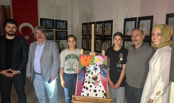 Ağrı'da öğrencilerin yıl sonu sanat eserleri sergilendi