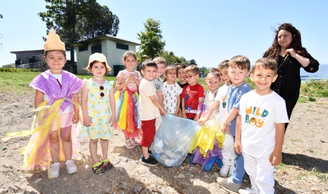 Anaokulu öğrencileri büyüklerine örnek oldu