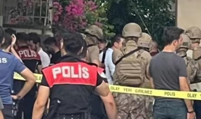 Anneannesini boğazından bıçaklayıp rehin aldı
