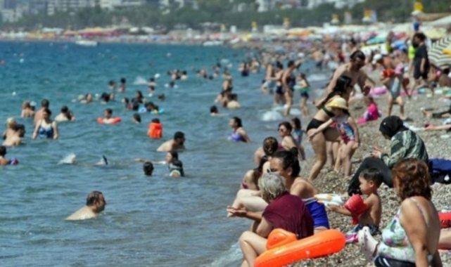 Antalya'da sahillerdeki yoğunluk iki katına çıktı
