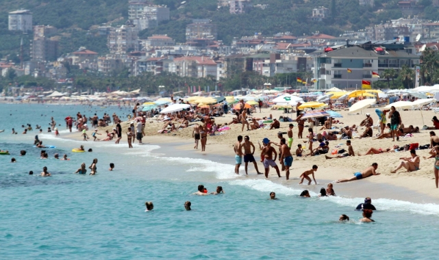 Antalya'da tatilciler yer bulamıyor!