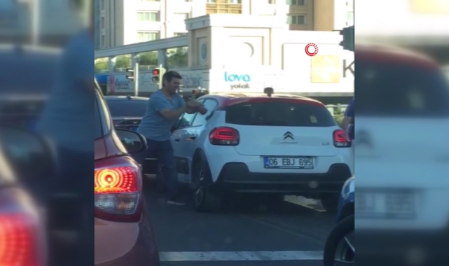 Aracında bayılan kadın sürücüyü vatandaşlar kurtardı
